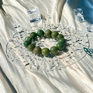 Verdant Veins: Glimering Emerald Green Beaded Bracelet with Ingenious Charm - under the sunshine