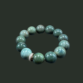 Verdant Veins: Glimering Emerald Green Beaded Bracelet with Ingenious Charm - front view