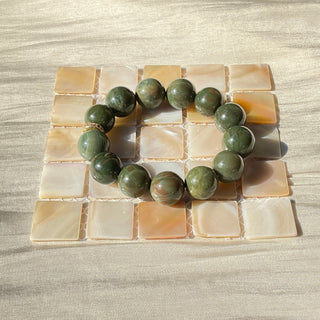Verdant Veins: Glimering Emerald Green Beaded Bracelet with Ingenious Charm - under the sunshine